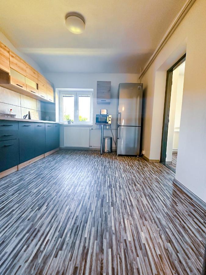 Apartman Vesele เดชชิน ภายนอก รูปภาพ